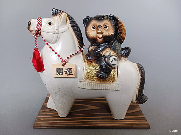 白馬干支狸付6番置物拡大画像