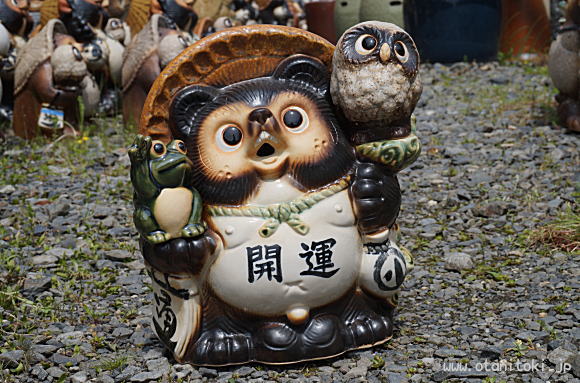 信楽焼蛙と梟持ち狸置物の拡大画像